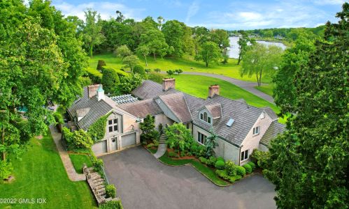 33 Mdw Wood Dr, Greenwich CT 06830-7023 exterior