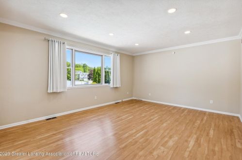 502 Brunswick Dr, Dewitt MI 48820-9189 exterior