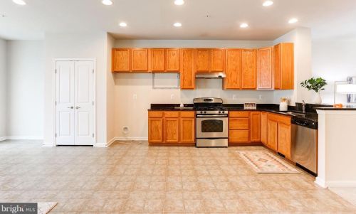 802 Blossom Dr, Hanover, PA 17331-2073