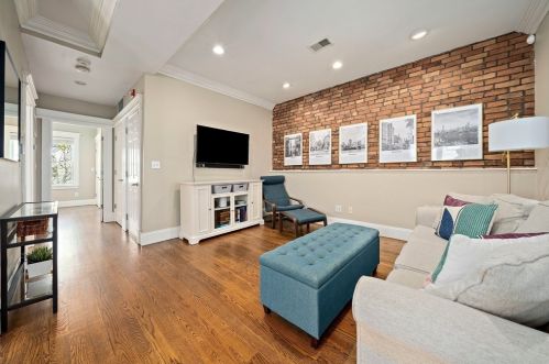 68 Middle St, Boston, MA