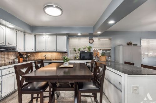 6024 Artesian Ave, Chicago IL 60659-4101 exterior