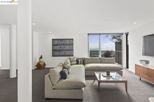 1560 Grand View Dr, Berkeley CA 94705-1637 exterior