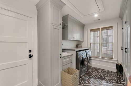 4181 Brookview Dr, Atlanta GA 30339-4605 exterior