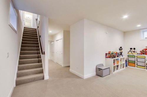 6082 Sauganash Ave, Chicago IL 60646 exterior