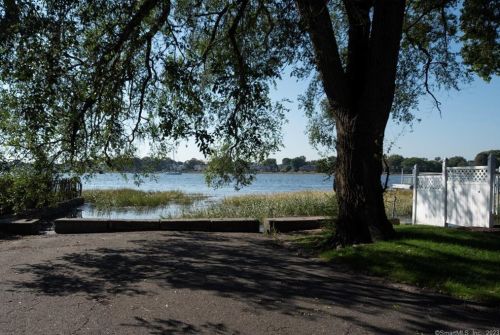 72 Edgemont Rd, Milford CT 06460-5005 exterior