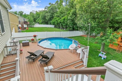 106 Harvest Ln, Milford CT 06461-1705 exterior