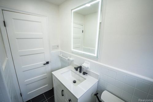 8451 Nightingale St, Dearborn Heights MI  48127-1203 exterior