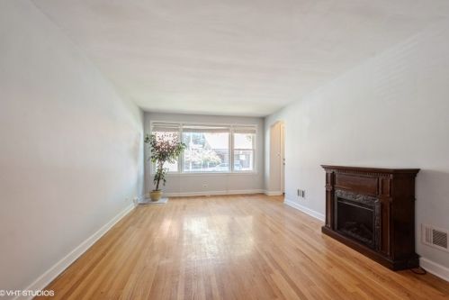 6701 Whipple St, Chicago, IL 60645-4122