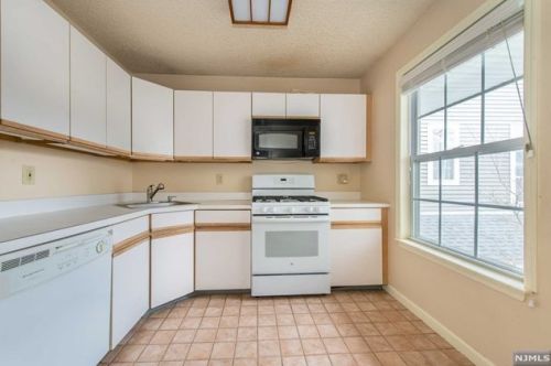 1382 York St, Mahwah NJ  07430-3265 exterior