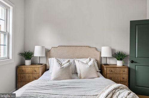 831 Greenwich St, Philadelphia PA 19147-6409 exterior