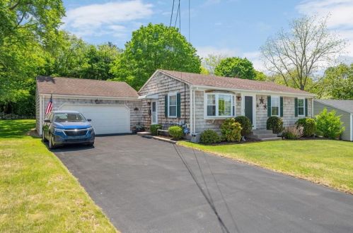 84 Knollwood Dr, Woonsocket, RI 02895-2600