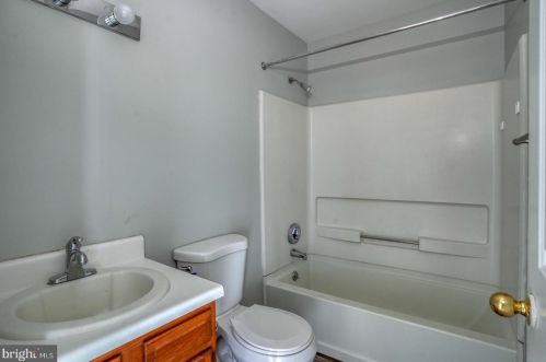 10 Charles Dr, New Castle DE 19720-4669 exterior