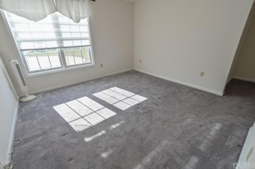 306 Regency Pl, Woodbridge NJ 07095-1036 exterior