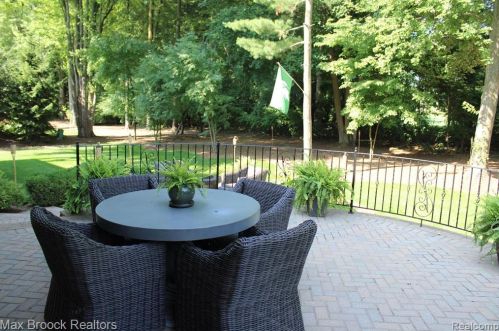 3586 Walnut Brk Dr, Rochester MI 48309-4065 exterior