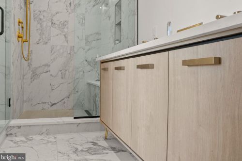 654 13 St, Philadelphia PA 19123-2427 exterior