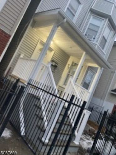 77 13th St, Newark, NJ 07107-1105