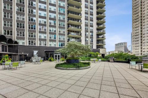 400 Randolph St, Chicago IL  60601-7313 exterior