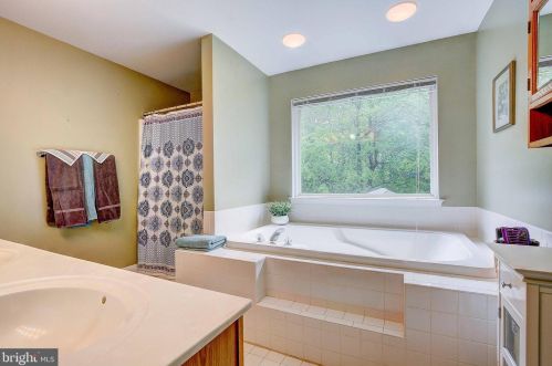 4250 Weeping Willow Ln, Huntingtown MD 20639-4216 exterior