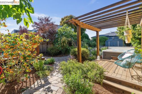 1221 Blake St, Berkeley CA 94702-2014 exterior