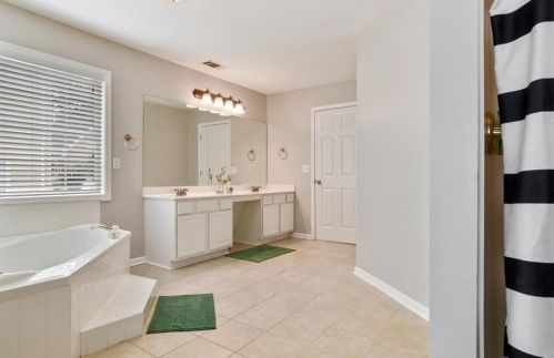 1422 Brookside Manor Ct, Tucker GA  30084-7828 exterior