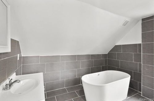 19433 22 Mile Rd, Macomb Township MI 48044-1706 exterior