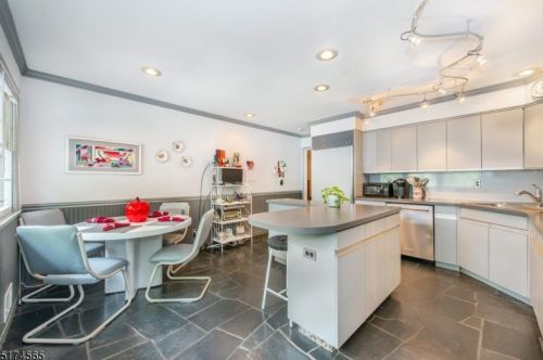 17 Coddington Ter, Livingston NJ 07039-3632 exterior