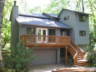 17 Taylors Ferry Rd, Portland, OR 97219-4656