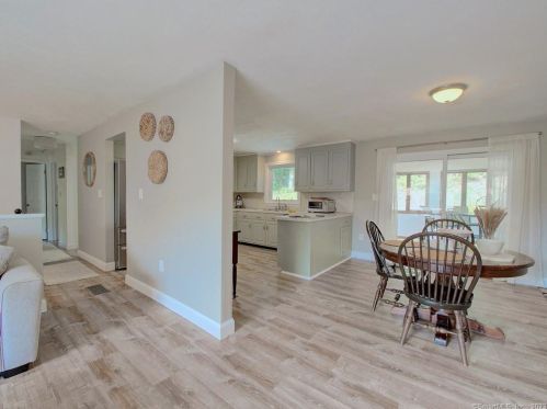 39 Tra Mart Dr, Uncasville CT  06382-1115 exterior