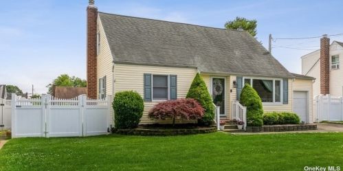 464 18th St, Babylon, NY 11704-2206