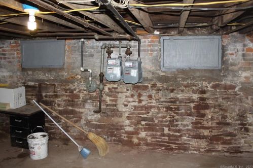 19 Alden Ave, Enfield CT 06082-2801 exterior