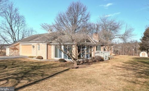 869 Fairview Dr, Hanover PA 17331-9747 exterior