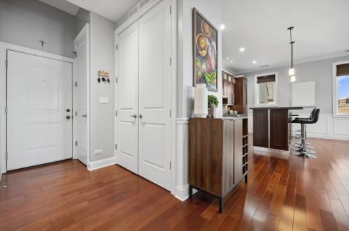 5010 Lawrence Ave, Chicago, IL 60630-3822