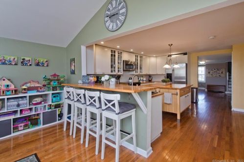 82 Mullen Rd, Enfield CT 06082-6033 exterior