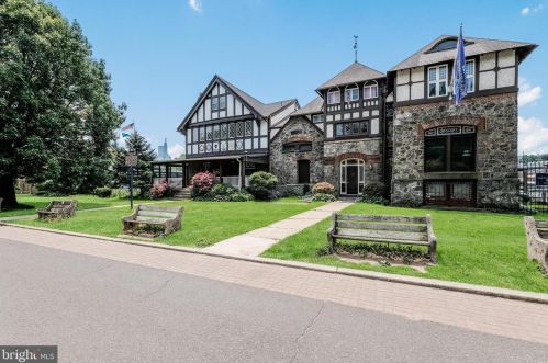 2433 Fairmount Ave, Philadelphia PA 19130-2517 exterior