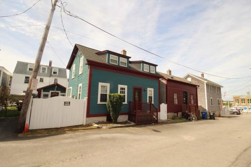 15 Milburn Ct, Middletown, RI 02840-3421