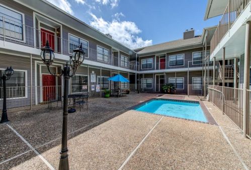 915 23rd St, Austin TX  78705-5073 exterior