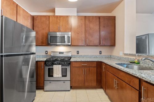 323 Pond Ln, Piscataway NJ  08854-7400 exterior