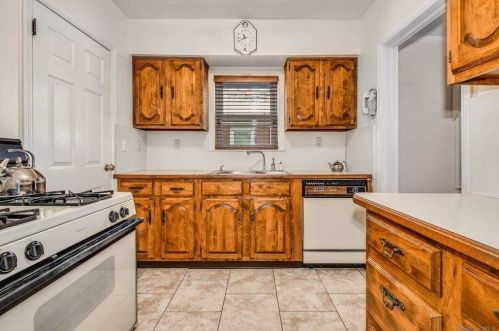 73 Gates Ave, Valley Stream NY 11580-3206 exterior