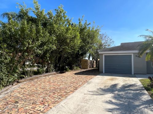 592 Whitmore Dr, Fort Pierce FL  34984-4570 exterior