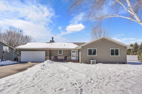 8015 Comstock Ct, South Saint Paul, MN 55076-3332