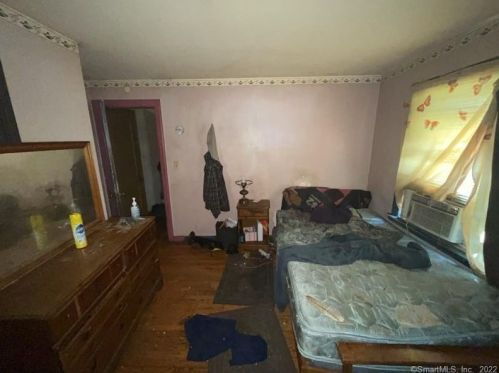 24 Cooper St, Enfield CT 06082-4706 exterior