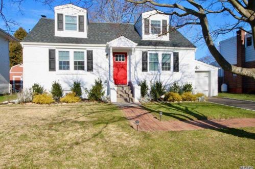 19 Livingston St, Huntington Station, NY 11746-4026