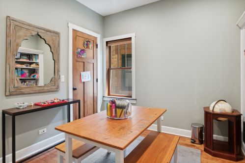 2955 Sunnyside Ave, Chicago IL 60630-3923 exterior