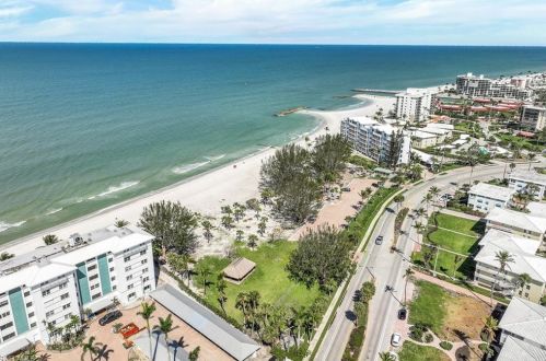 635 Anchor Rode Dr, Naples FL 34103-2716 exterior