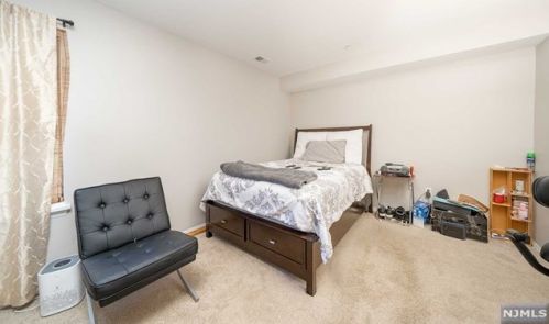 9 Lawrence Ct, Teaneck NJ 07666-6489 exterior