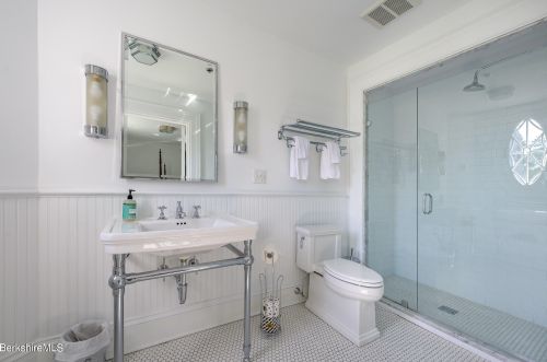 2 Kemble St, Lenox MA 01240-2816 exterior