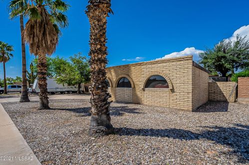9233 29th St, Tucson, AZ 85710-8013