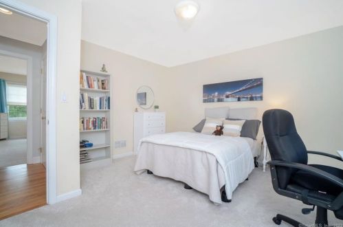 8 Jennifer Dr, North Haven CT 06473-2041 exterior