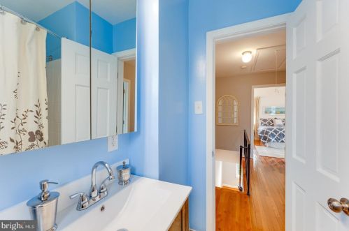 2406 Dearing St, Alexandria VA 22302-1806 exterior