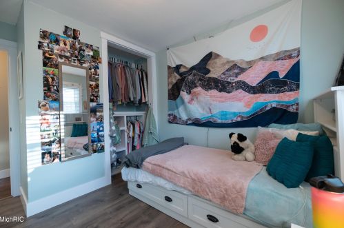 1154 Cadillac Dr, Meskegon MI 49445-1917 exterior